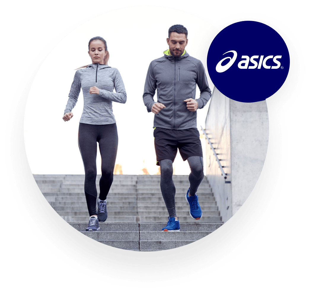 ASICSを着てトレーニングしている男性と女性