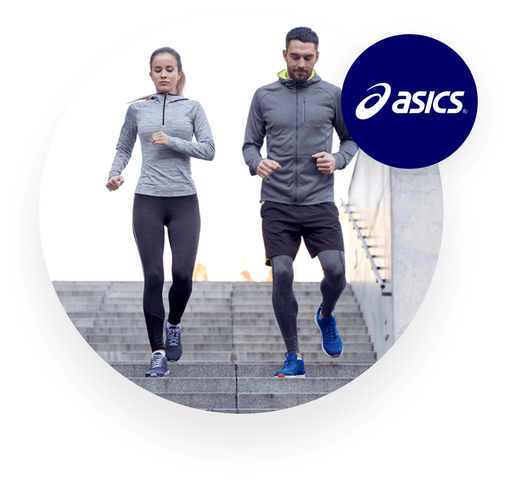 Corredores da ASICS treinando em uma escadaria